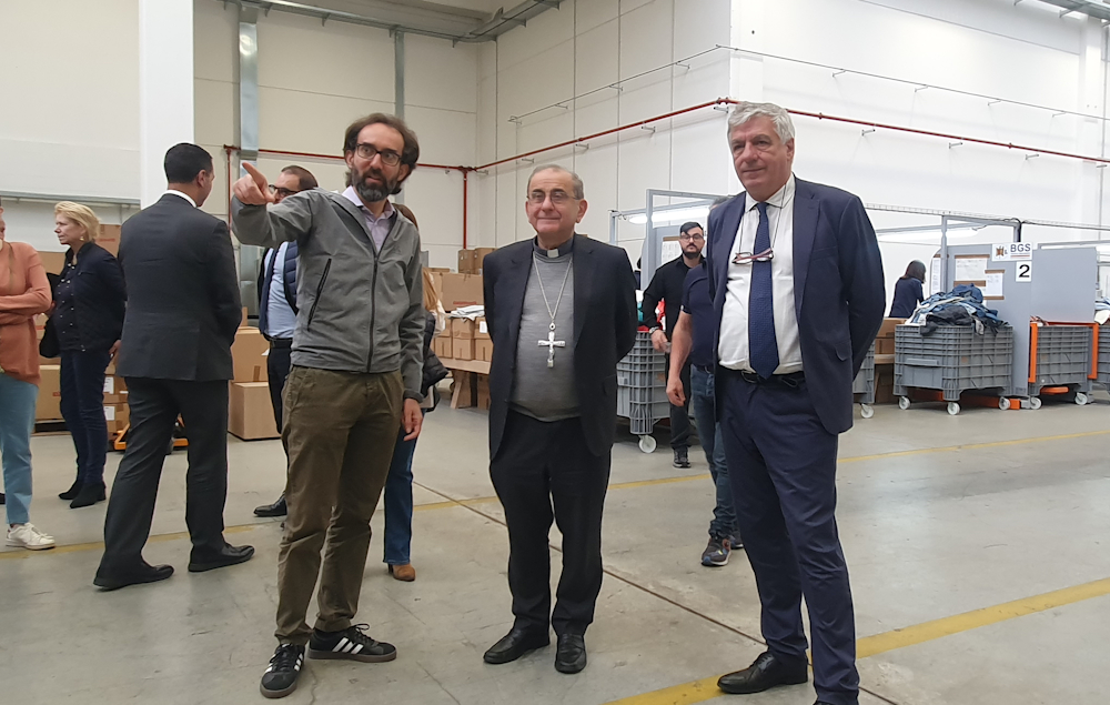 L'Arcivescovo Delpini tra gli operai del Textile Hub della Vesti Solidale