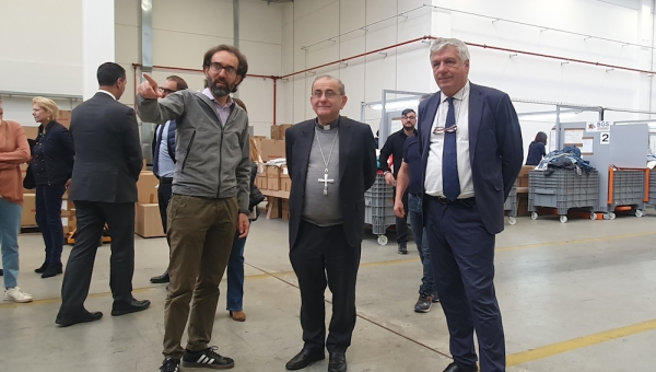 L'Arcivescovo Delpini tra gli operai del Textile Hub della Vesti Solidale